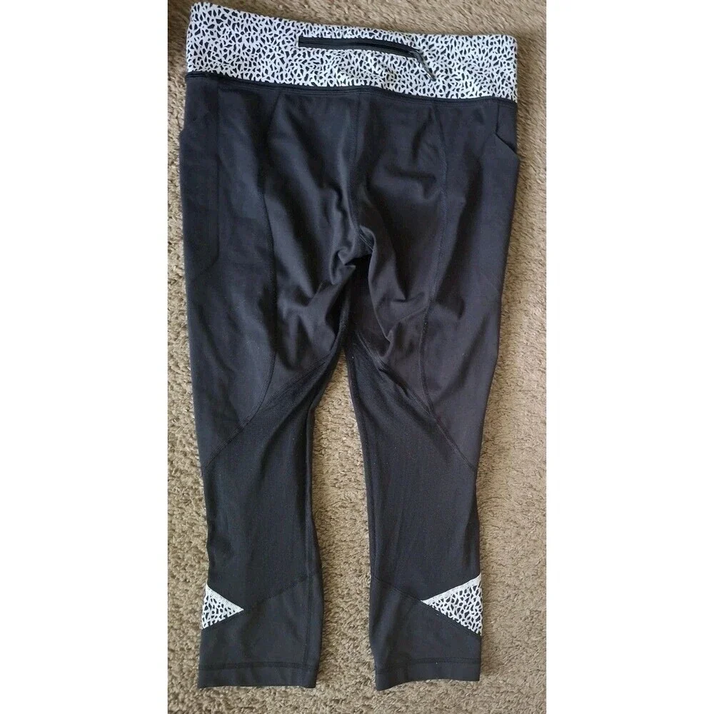 Lululemon Patterned Capri Leggings Size 8 Women's  Black White  Activewear